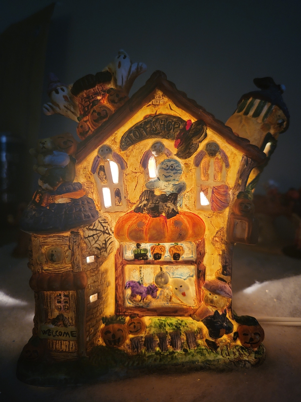 :
Vintage 1999 Spooky Hollow Lighted Porcelain TOY SHOP Halloween Village In Box